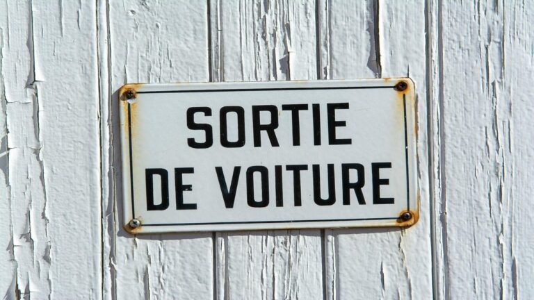 Acheter une voiture d’occasion : les 10 vérifications indispensables avant de signer