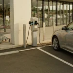 Recharger sa voiture au supermarché : tarifs et accès enseigne par enseigne