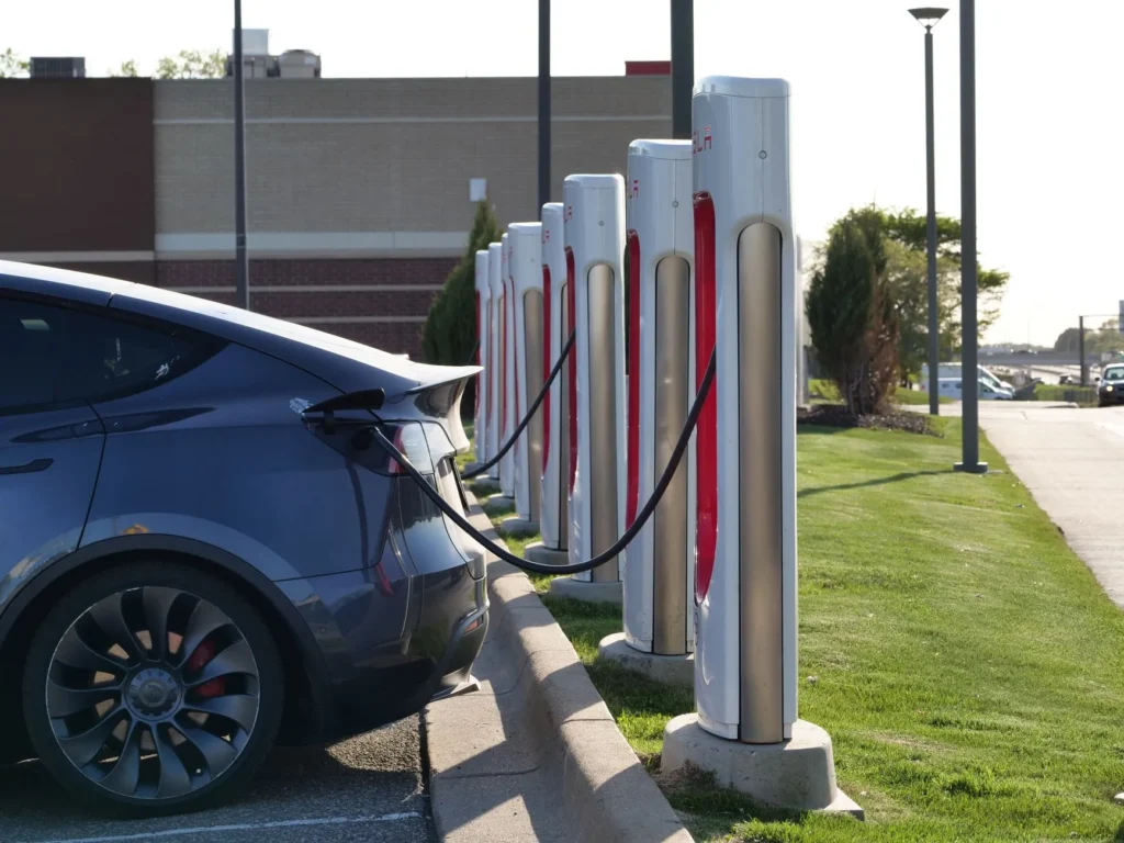 Bornes de recharge alignées sur le parking d'une entreprise, prêtes à accueillir les véhicules électriques des salariés
