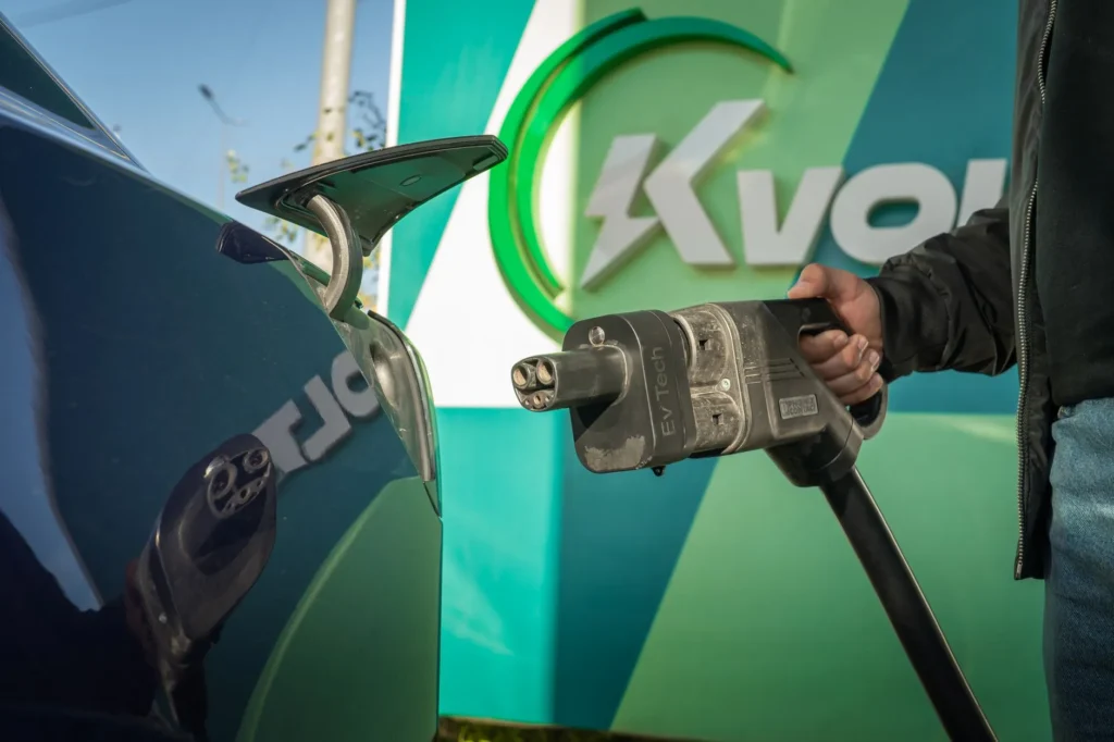 Borne de recharge sur un parking de grande surface en France, où les tarifs au kWh restent parmi les plus bas du marché